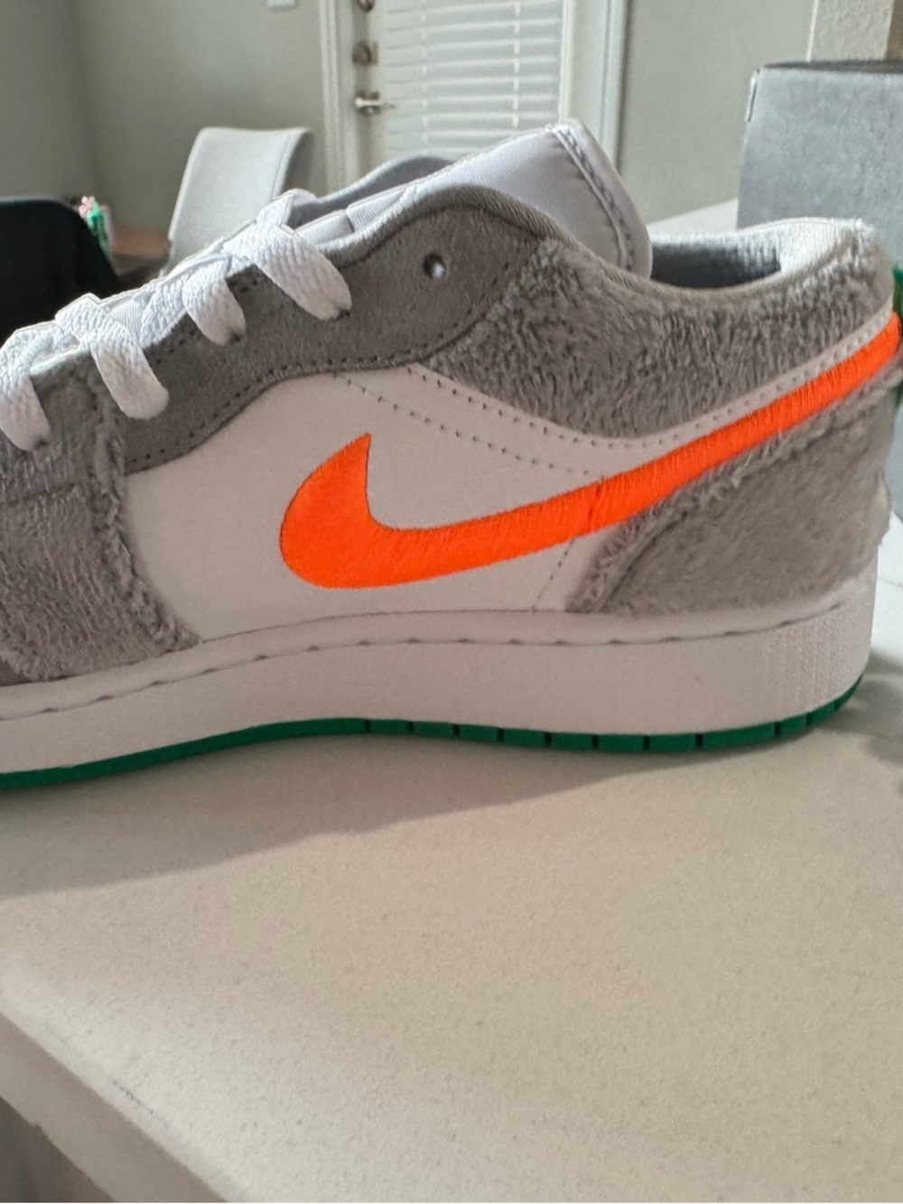 *RARE* *NEW* Nike Air Jordan 1 Lows - Carrot, Size 6Y - Picture 3 of 9